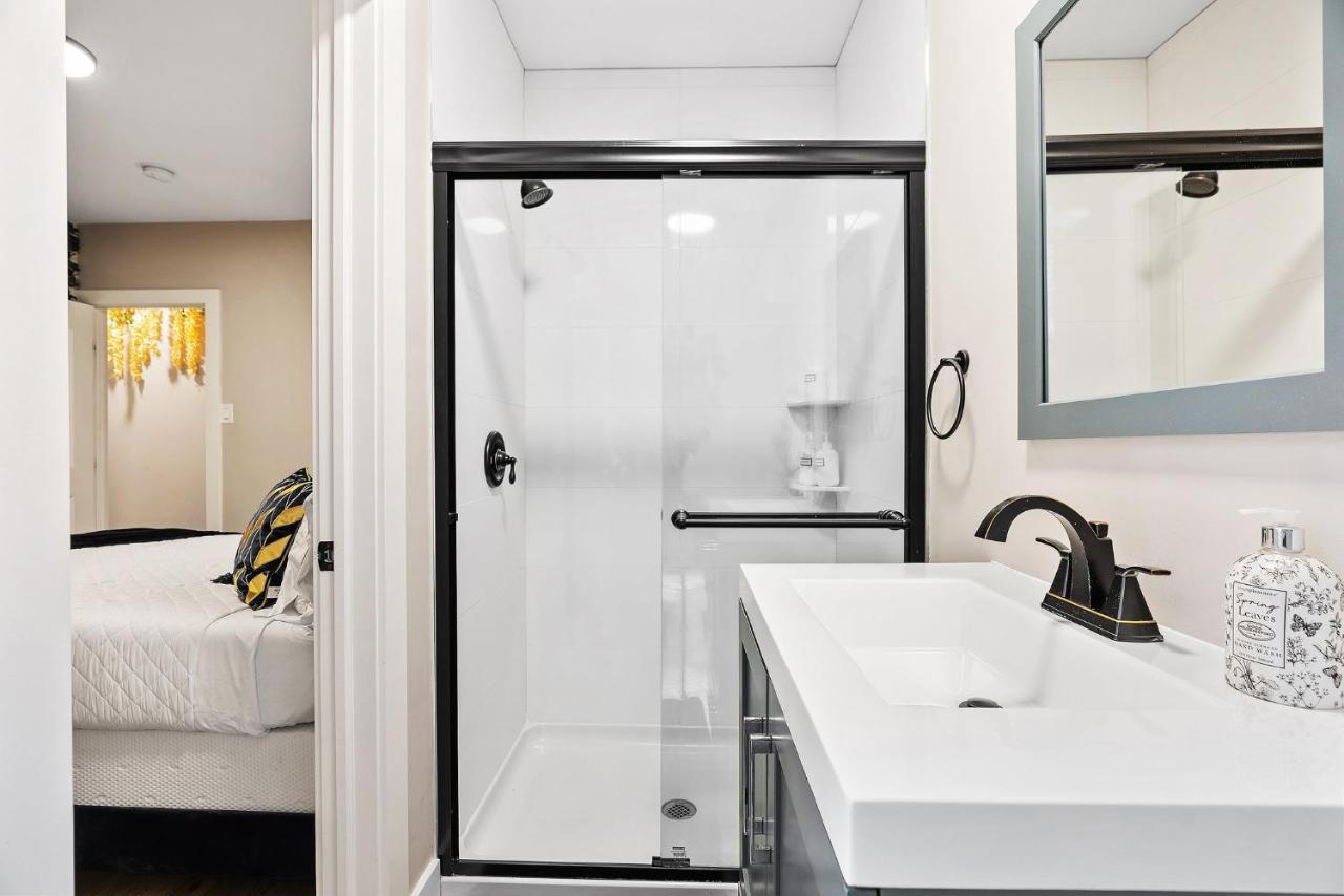 The Flower House- 2 Bdr W King Bed & 2 Private Bath Apartment Philadelphia Exterior photo